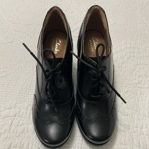 Clarks, size 7 lace up women shoes.